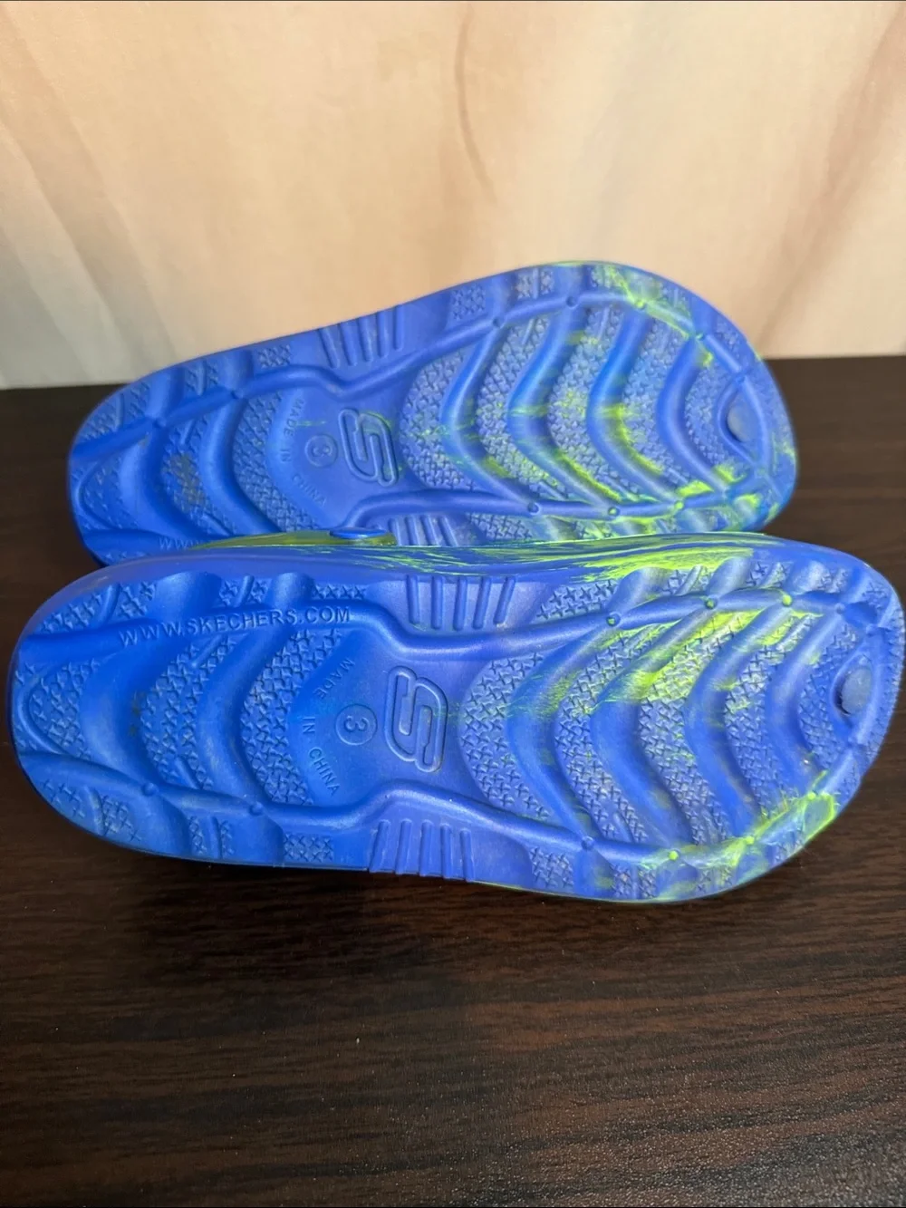 Skechers Kids light up Blue & Neon Green Slip-On Clogs with Heel Strap.